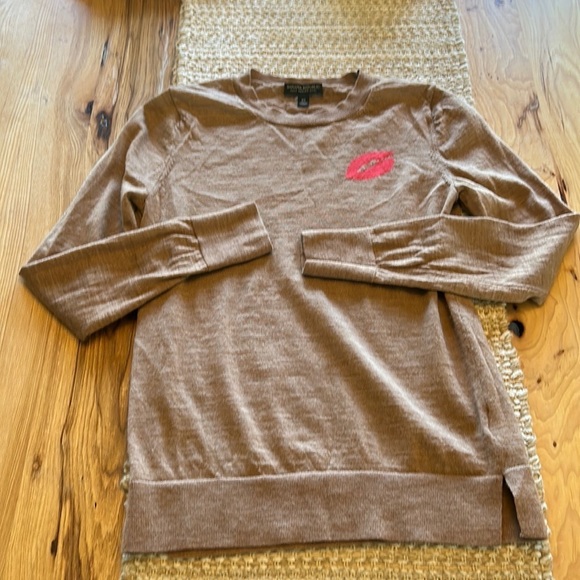 Banana Republic Sweater Merino Wool Lips Kiss Brown Red Graphic size XS - Picture 1 of 3